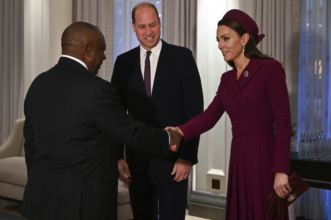 Kate Middleton e o Príncipe William cumprimentam o presidente da África do Sul