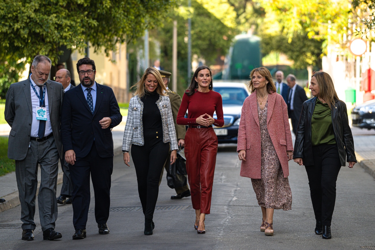 La reine Letizia à son arrivée à la session sur la santé mentale et le monde du travail.