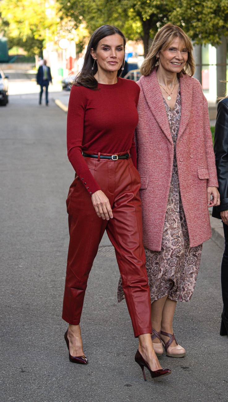 La reine Letizia à son arrivée à la session sur la santé mentale et le monde du travail.