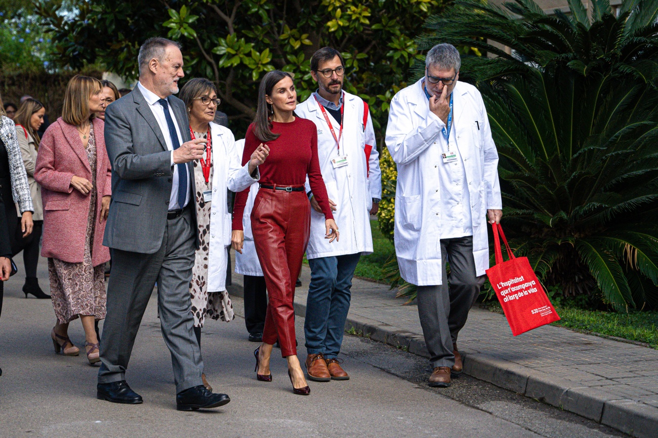 La reine Letizia à son arrivée à la session sur la santé mentale et le monde du travail.