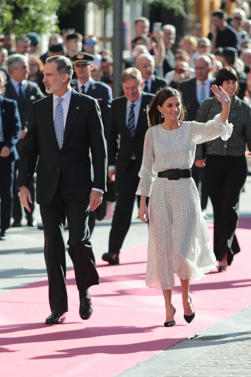 La reine Letizia dans une spectaculaire robe Armani