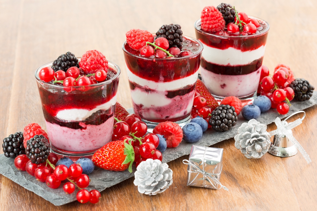 Mettez des fruits attrayants sur les desserts