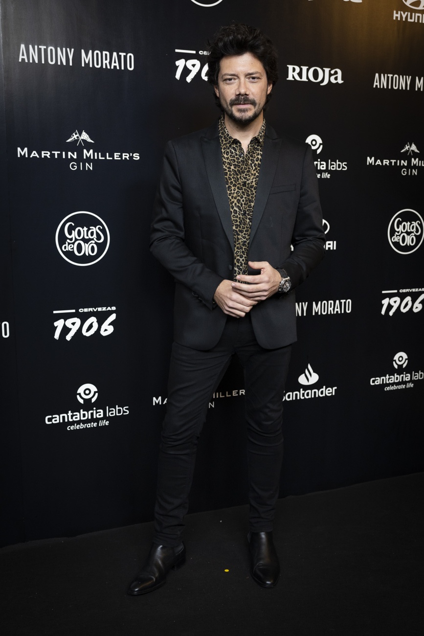 Álvaro Morte no tapete vermelho no Esquire Men of the Year Awards 2022