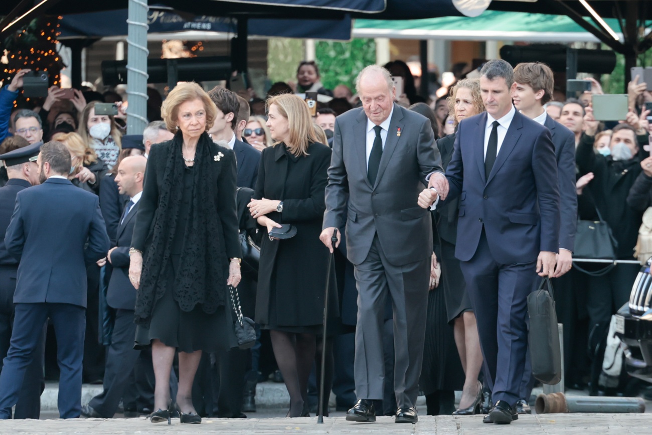 Os reis emeritus chegam ao funeral de Constantino rodeados pela sua família