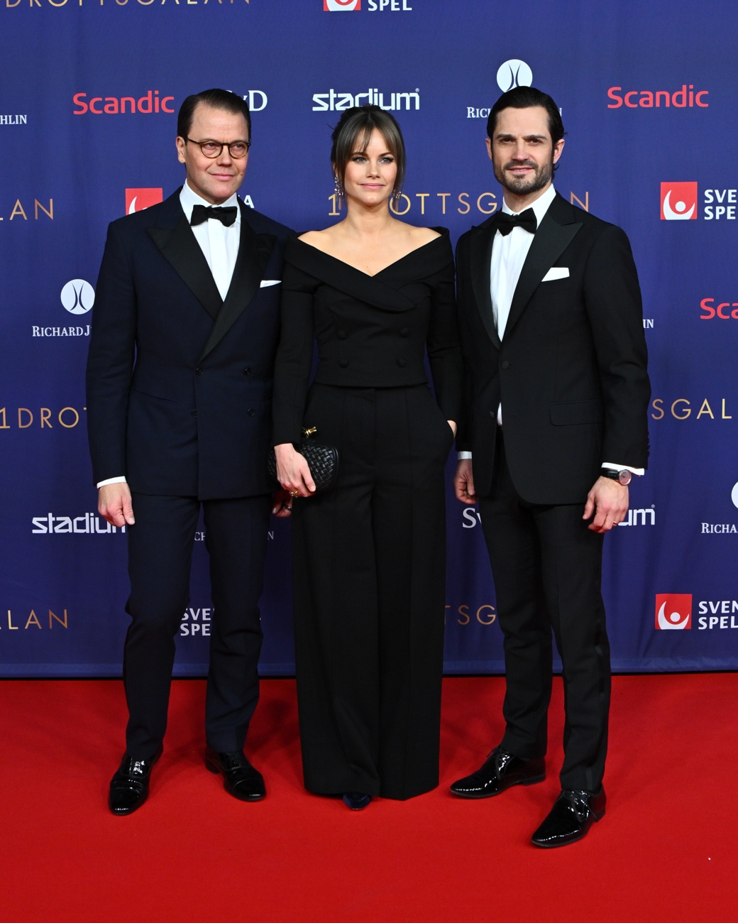 A princesa Sofia, o príncipe Carl Philippe e o príncipe Daniel da Suécia na sua chegada à Gala dos Prémios Desportivos Suecos 2023