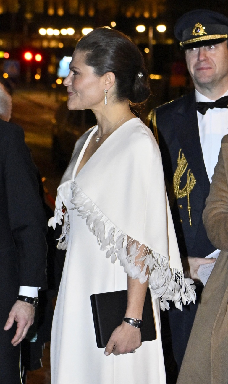 Le roi et la reine de Suède et leurs enfants, la princesse Victoria et le prince Carl Philip, assistent à un gala à l'opéra