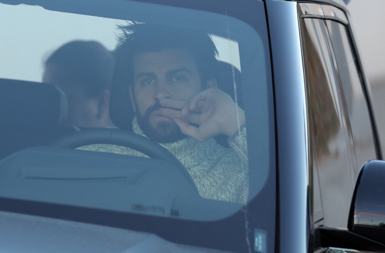 Gerard Piqué picks up his kids from Shakira's house