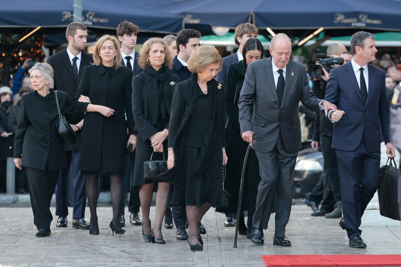 Os reis emeritus chegam ao funeral de Constantino rodeados pela sua família