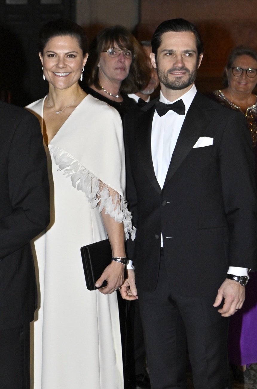 Le roi et la reine de Suède et leurs enfants, la princesse Victoria et le prince Carl Philip, assistent à un gala à l'opéra