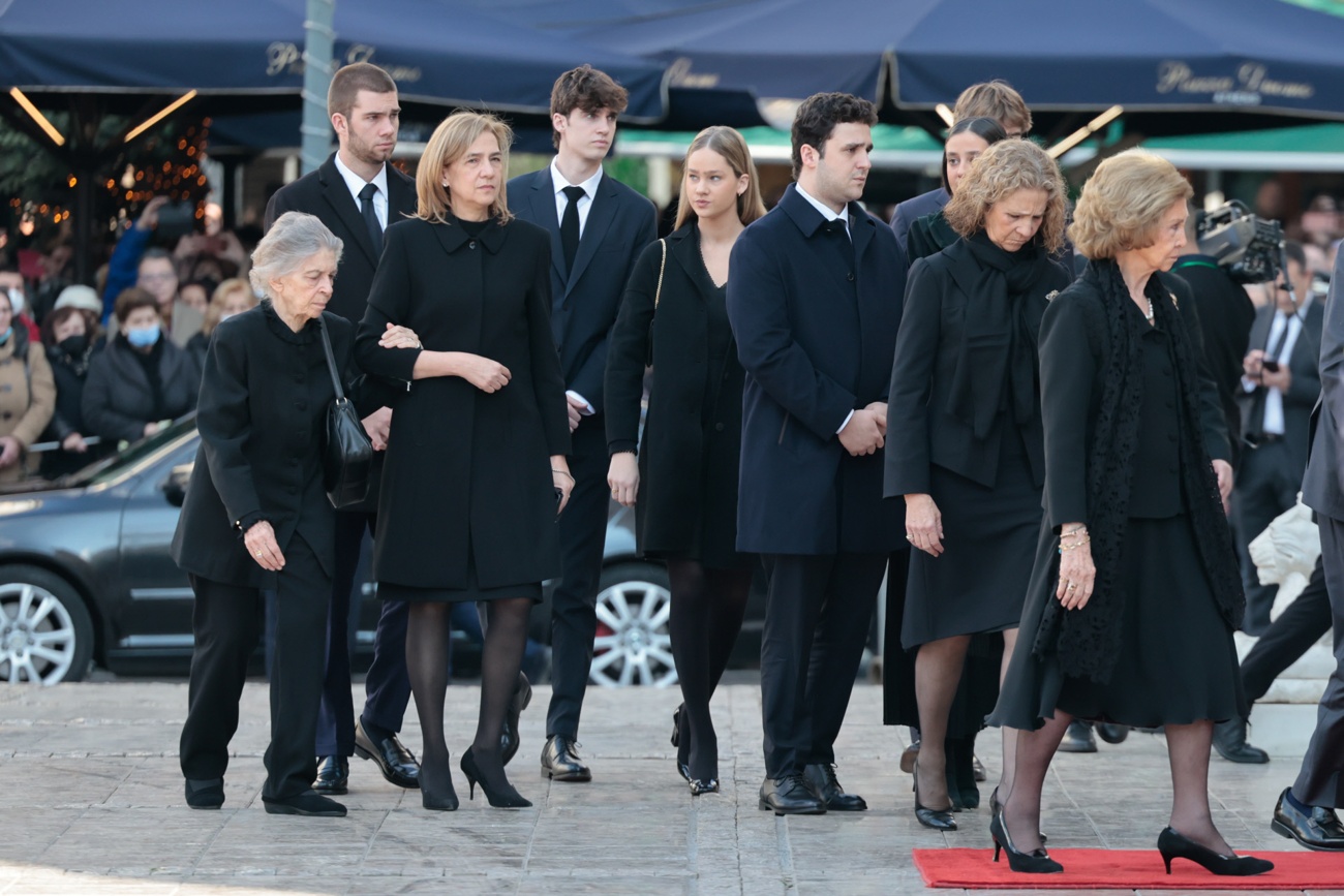 Emeritus kings arrive at Constantine's funeral surrounded by his family