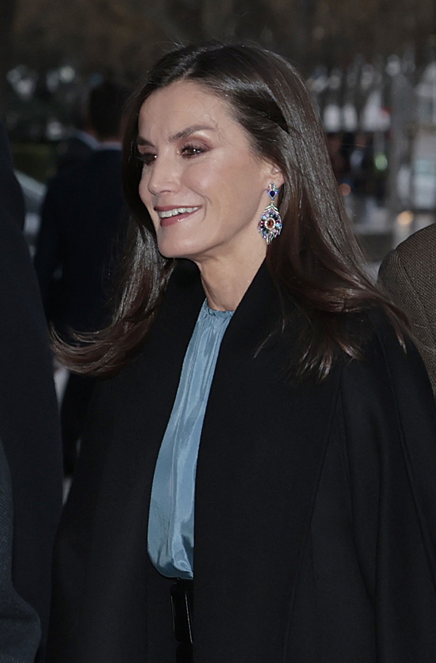 Queen Letizia shines with su look