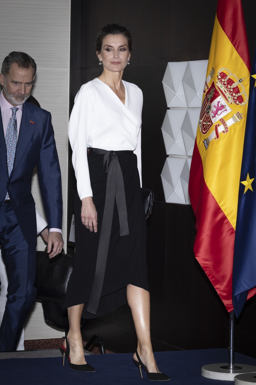 The King and Queen of Spain meet with the Spanish community living in Angola