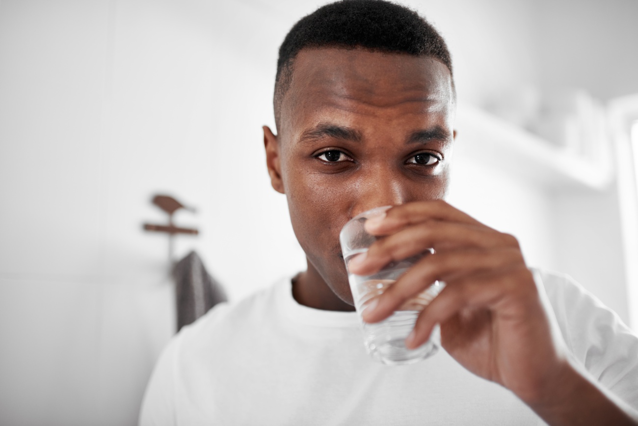 Bebe al menos 8 vasos de agua al día