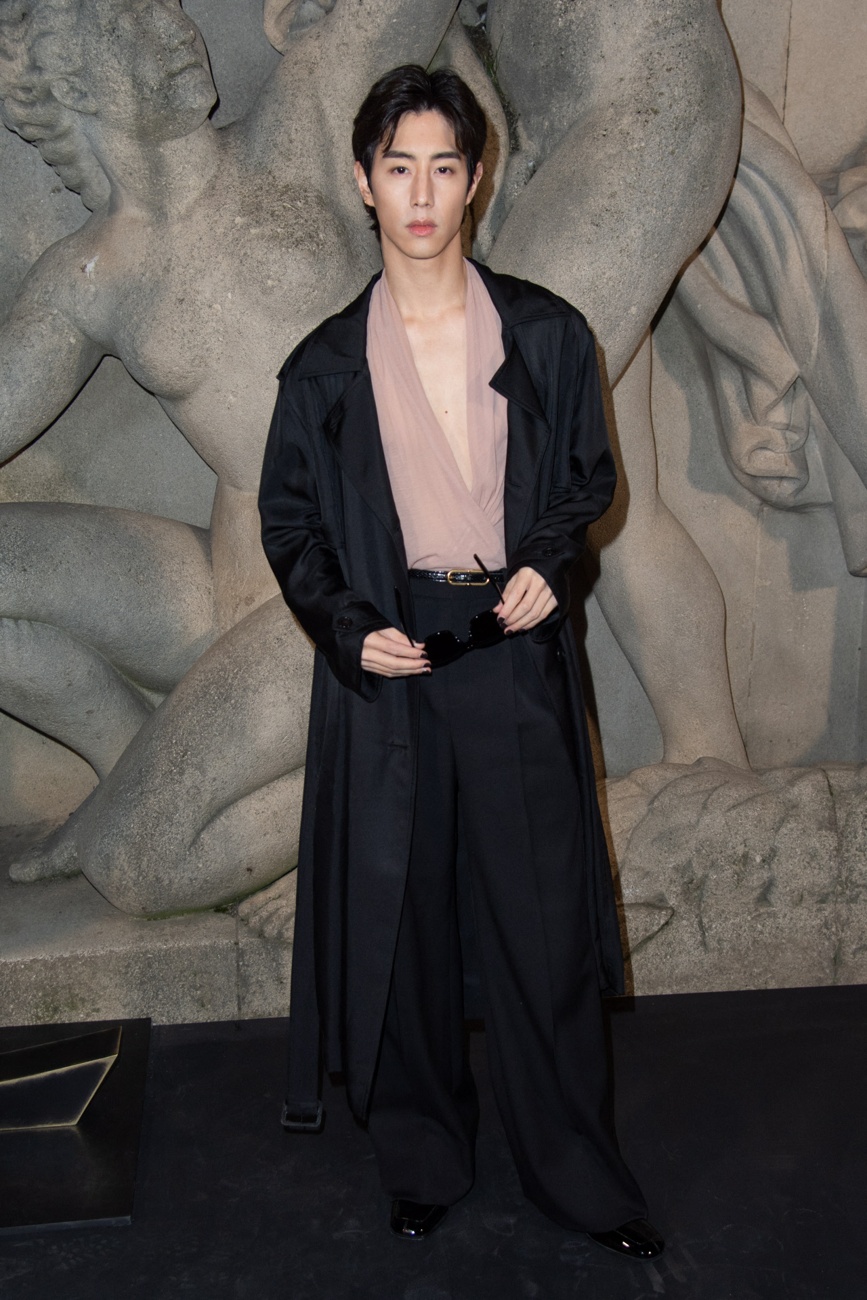 Mark Tuan au défilé de mode Saint Laurent à Paris