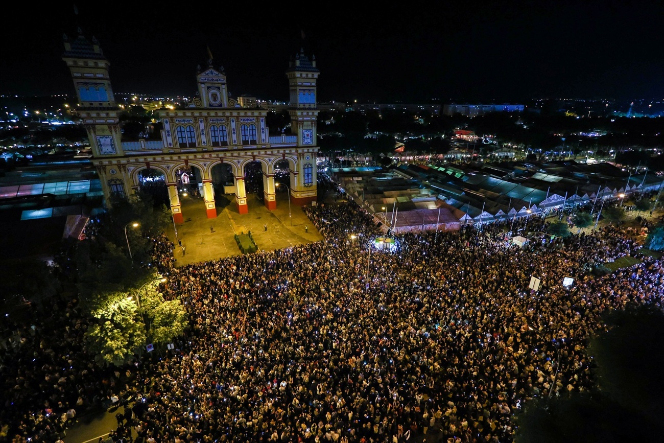 The Seville Fair begins: lighting up of the main entrance