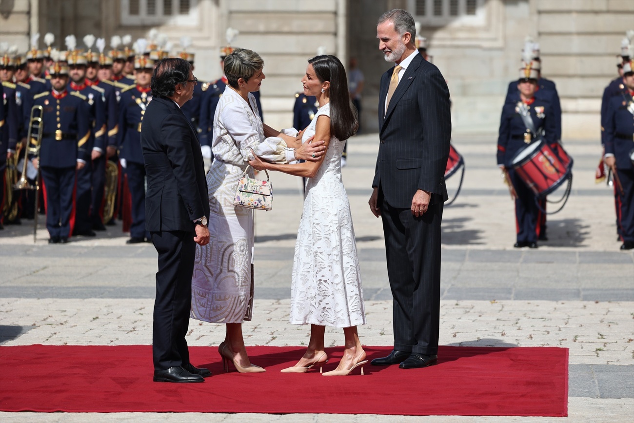 Letizia shines in an inexpensive but elegant white lace gown