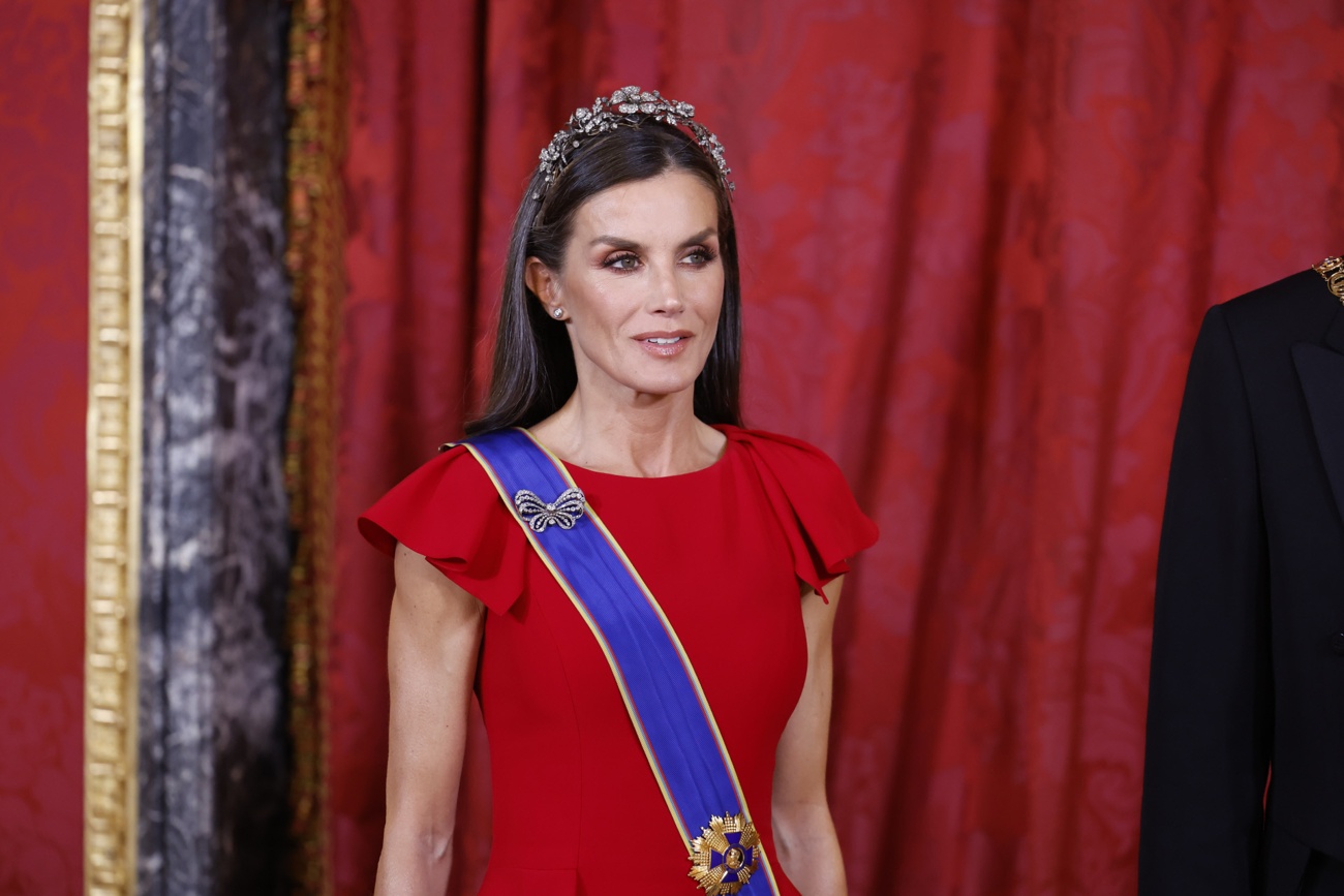 A Rainha Letizia de Espanha brilha num dos seus looks mais sofisticados de sempre