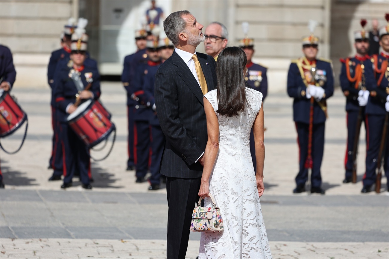 La Reina Letizia no pasa desapercibida al recibir al presidente de Colombia y su esposa
