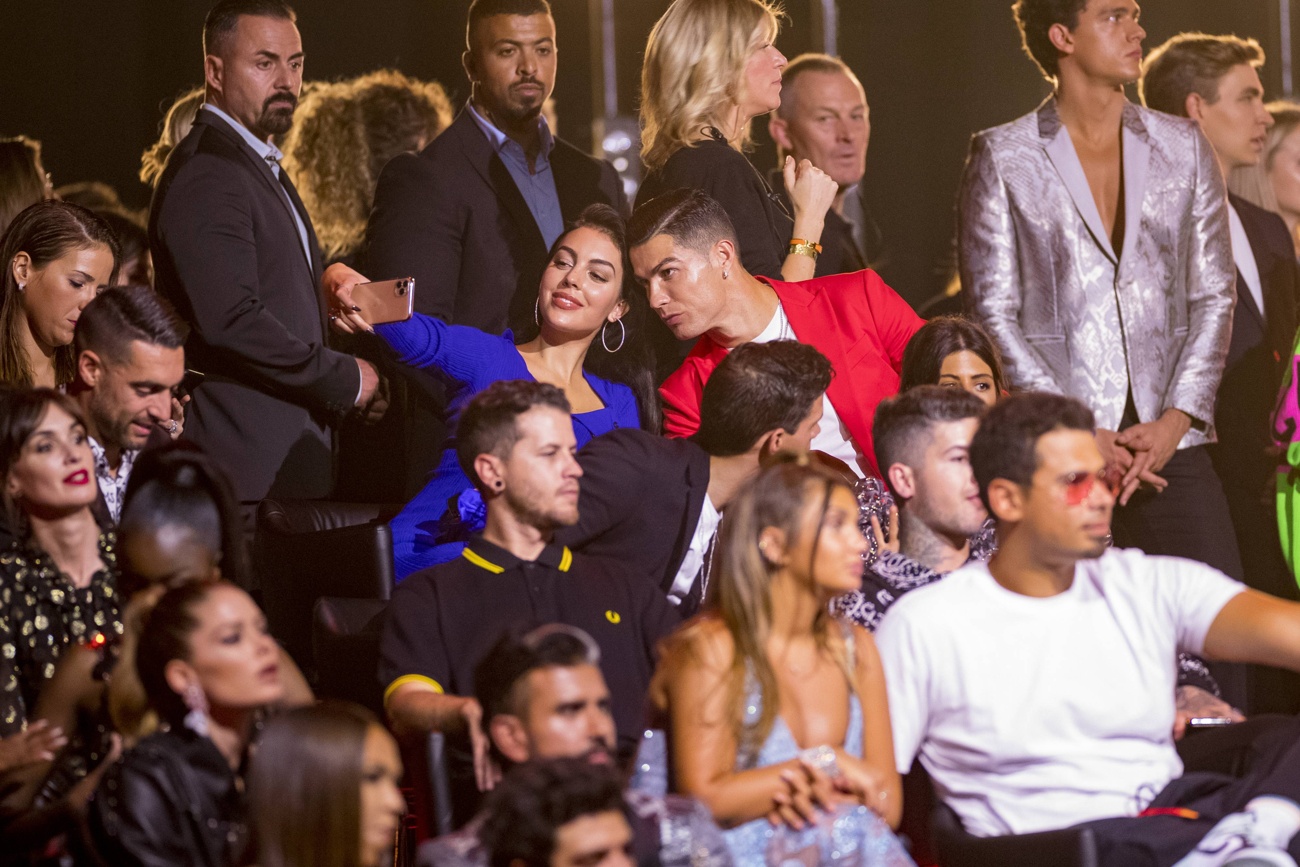Georgina e Cristiano Ronaldo smentiscono le voci di crisi con un brindisi all’amore