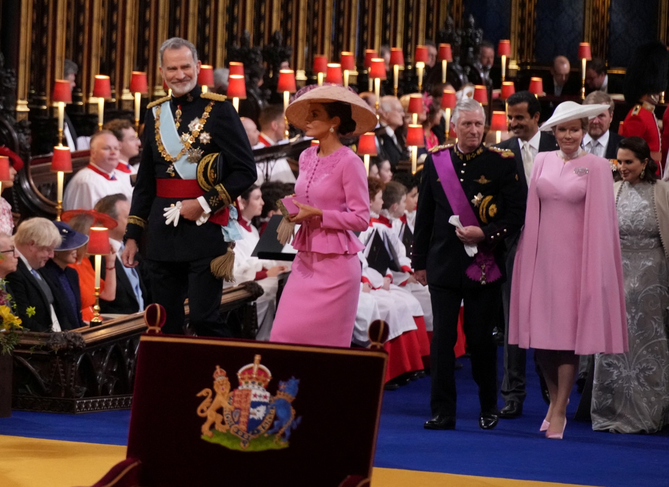 Königin Letizia, tadellos in einem Kleid von Carolina Herrera und einem wunderschönen Kopfschmuck bei der Zeremonie von Charles III