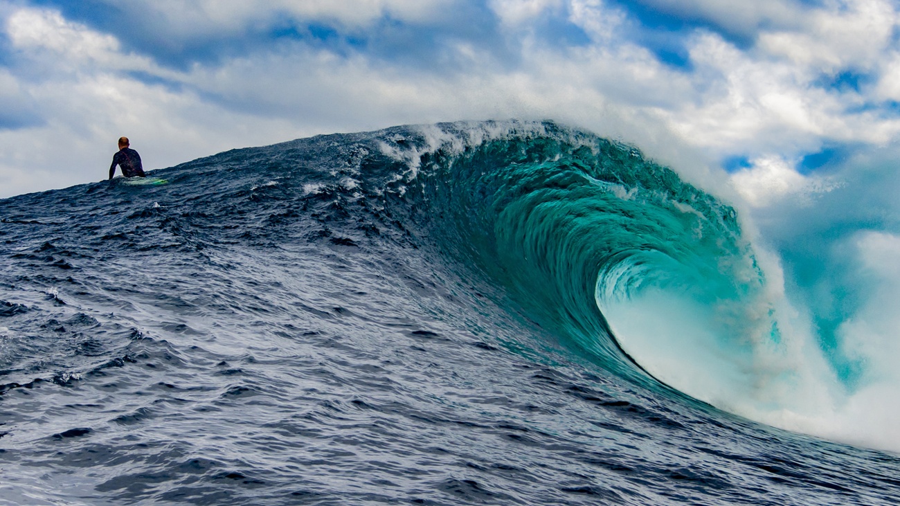 Voici les immenses vagues qui défient les surfeurs