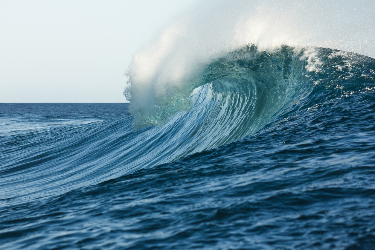 Así son las inmensas olas que desafían a los surfistas