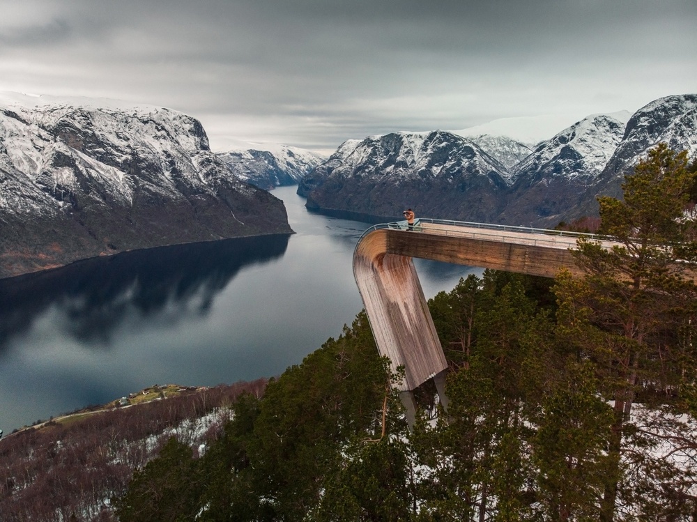 Mirador en el fiordo Aurlandsfjord (Noruega)